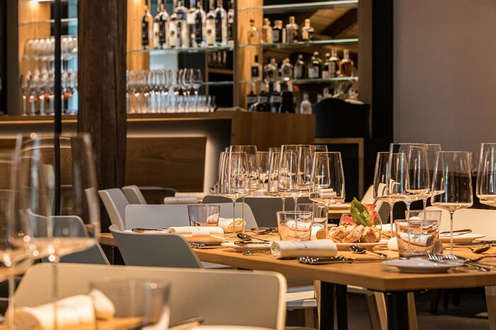 Abendliche Tafel am Weinregal