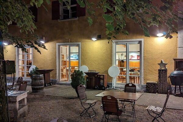 Innenhof mit Terrasse am Abend
