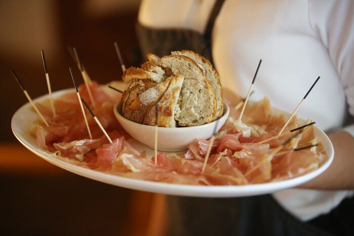 Culatello wird an den Tisch gebracht